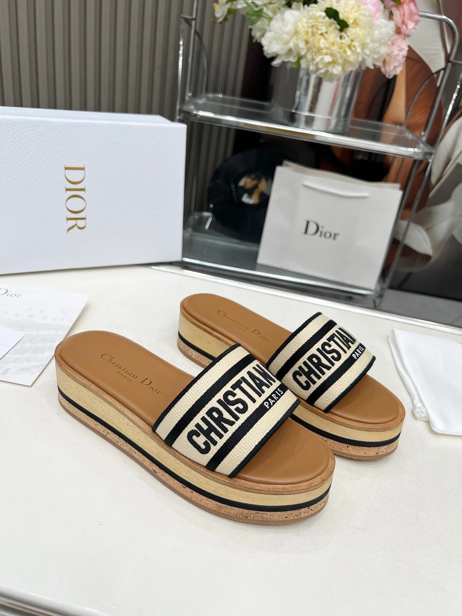 👟👟Ex-factory price 520👟👟 Dior's new spring and summer IVIETA DWAY jelly-colored flat-soled one-slip women's shoes with CD letter logo three-dimensional embroidery thick-soled round-toe open-toe slippers. The original version is developed to be the top version on the market. It feels soft and delicate on the feet and is extremely comfortable. Material: Upper imported raffia electric embroidery high-temperature water-soluble cotton technical fabric + water-dyed cowhide foot lining + original consistent combination outsole Outsole: original outsole Size: 35-42 (40.41.42 custom-made, non-refundable and non-exchangeable)